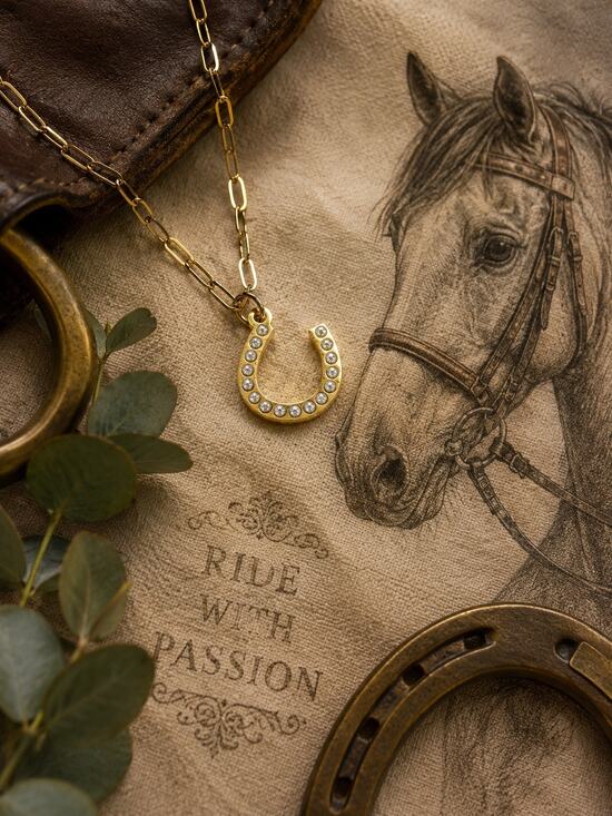 The Pillow Paddock Jewelry - Equestrian Horseshoe Pearl Necklace 18K Gold PVD Paper Clip Chain